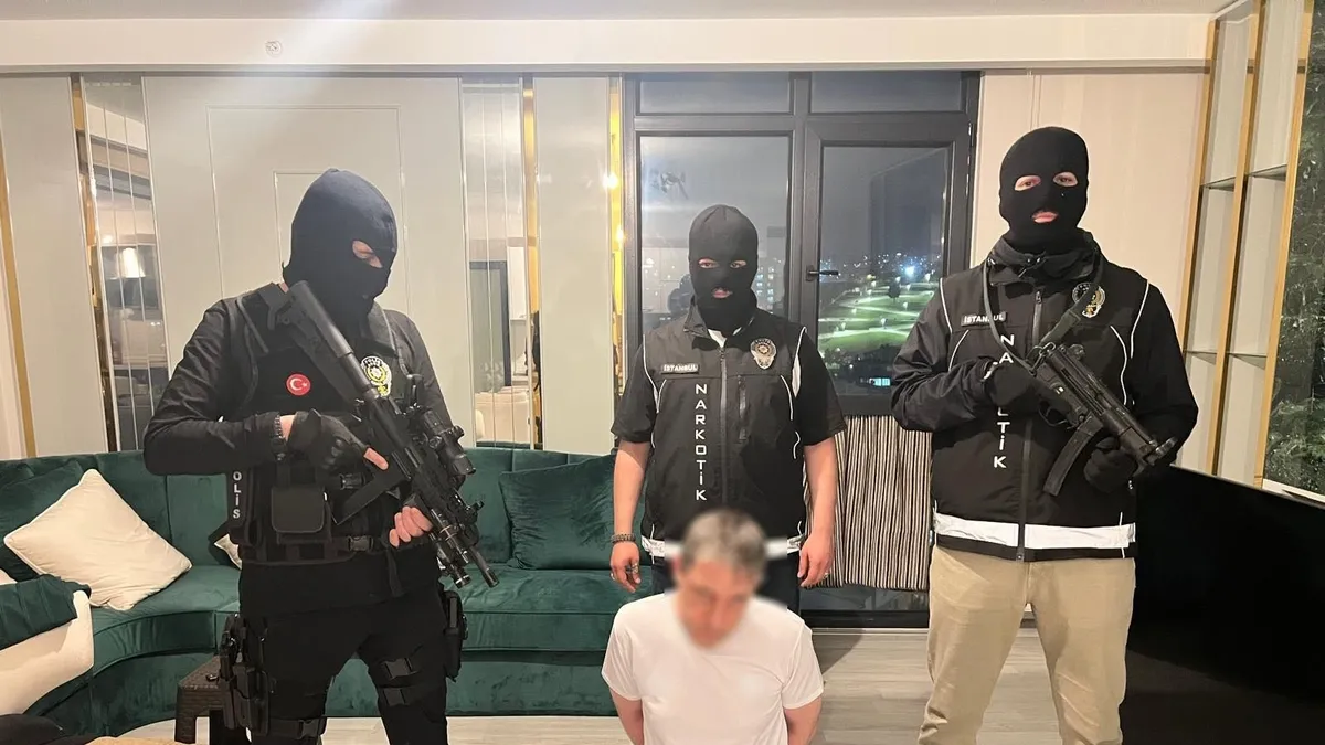 Kırmızı Bülten ile aranıyordu… İstanbul’da operasyonla yakalandı Kırmızı Bülten ile aranıyordu… İstanbul’da operasyonla yakalandı