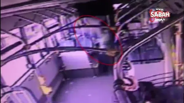 Metrobüste unutulan çantayı alan şahıs önce kameraya sonra polise yakalandı | Video