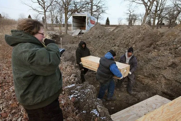 ABD ölülerini toplu mezarlara gömüyor