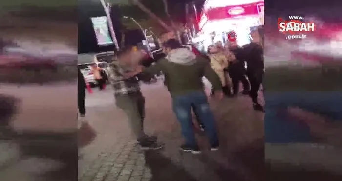 Şehrin ortasında taciz iddiası: Meydan dayağı yiyen şahıs öfkeli kalabalığın elinden zor alındı | Video