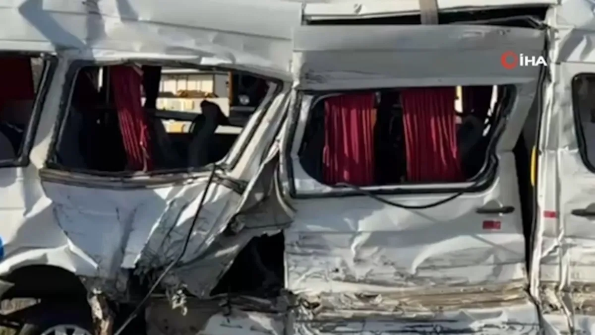 Tırla çarpışan işçi servisi devrildi: 8 yaralı Tırla çarpışan işçi servisi devrildi: 8 yaralı