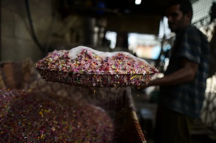 Gazze’de plastik atıklardan hasır üretimi