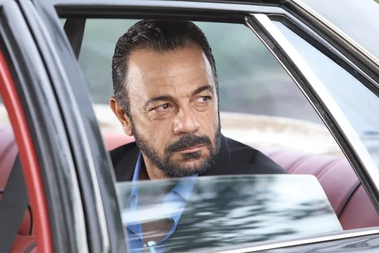 Kerem Alışık oğlu Sadri Alışık ile aynı dizideymiş...Ünlü oyuncu Kerem Alışık'ın oğlu Sadri Alışık dedesinin kopyası!