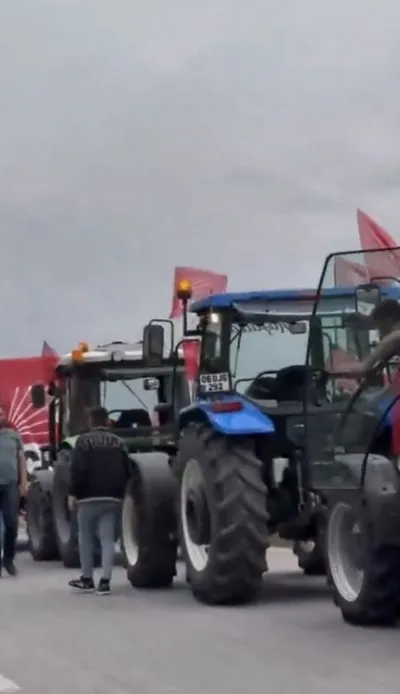 ozgur-ozelin-traktor-sovu-yalan-traktor-vaadini-hatirlatti-korumalarla-geldi-guvenlik-onlemleri-esliginde-surd-1745068929339.jpg