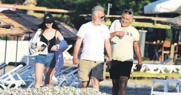 tamer karadagli ile genc sevgilisi iraz yildiz tatil sezonunu acti ama ikiliyi o halde gorenler sasti kaldi son dakika magazin haberleri