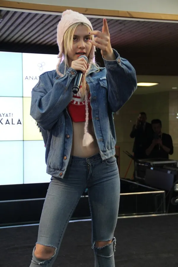 Aleyna Tilki 13 saatlik yolu ekonomide uçtu