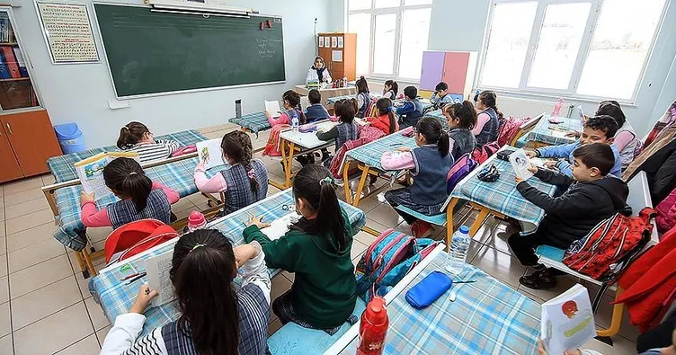 Önce kitap okuyup sonra ders işliyorlar