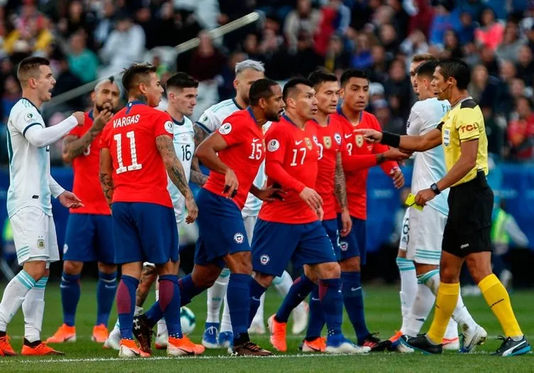Arjantin-Şili maçında ortalık karıştı! Gary Medel ve Lionel Messi birbirlerine girdiler