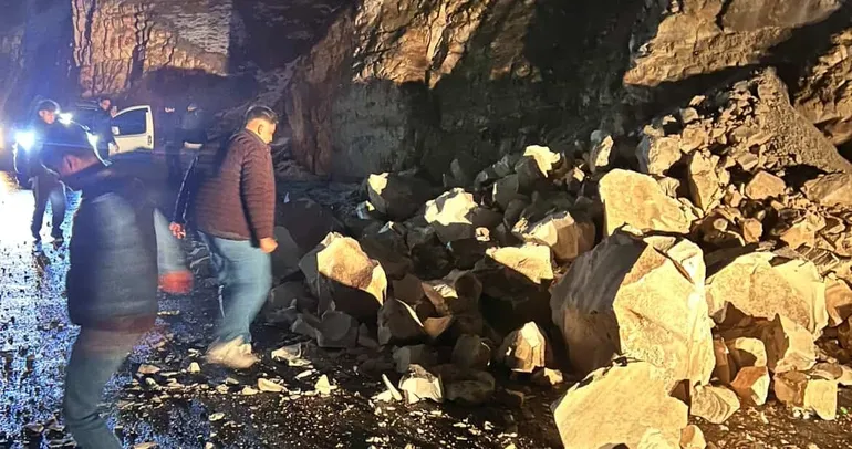 Şanlıurfa’da kar yağışı sonrasın heyelan meydana geldi