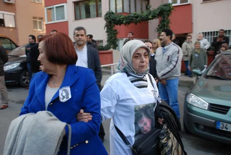 Münevver Karabulut’un annesinden Tülay Garipoğlu’na zehir zemberek cevap: O caninin öldüğüne inanmıyorum