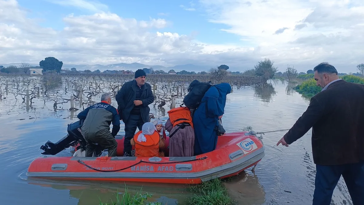 Manisa'da selde mahsur kalmışlardı: 10 kişi böyle kurtarıldı!