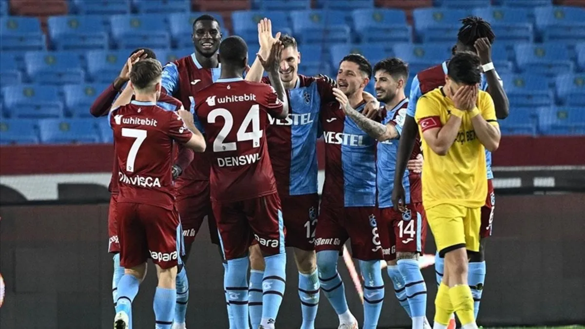 Trabzonspor'un rakibi Başakşehir! Zorlu maçta 11'ler belli oldu