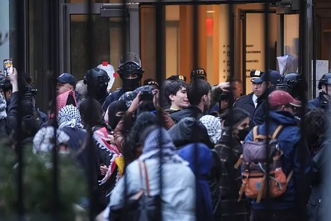 Columbia Üniversitesi Filistin için protesto düzenledi: Bir öğrenci tutuklandı… Trump sert çıkıştı!