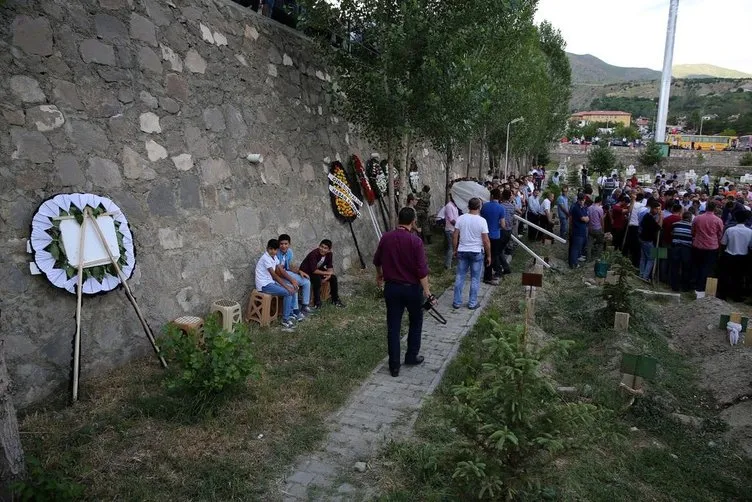 Vatandaşlar Kılıçdaroğlu’nun çelengini görünce
