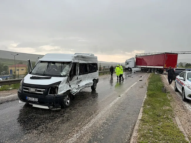 kontrolden-cikan-tir-minibusle-carpisti-11-kisi-yaralandi-1779293119919.jpeg