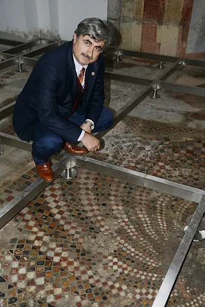 Camide gün yüzüne çıkan mozaikler koruma altına alındı
