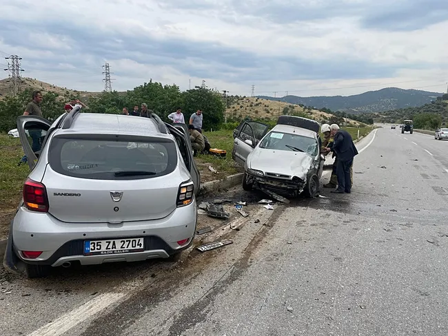 izmirde-otomobillerin-carpistigi-kazada-2si-cocuk-8-kisi-yaralandi-1779216430150.jpeg