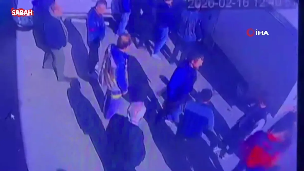 Yol verme tartışması yumruklu kavgaya döndü: O anlar kamerada | Video videosunu izle Yol verme tartışması yumruklu kavgaya döndü: O anlar kamerada | Video videosunu izle