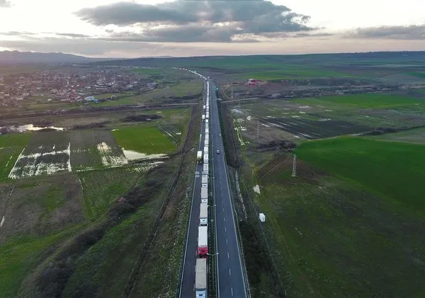 Bulgarların güncellemesi kilometrelerce tır kuyruğuna neden oldu! İşte binlerce insanı mağdur eden o görüntüler