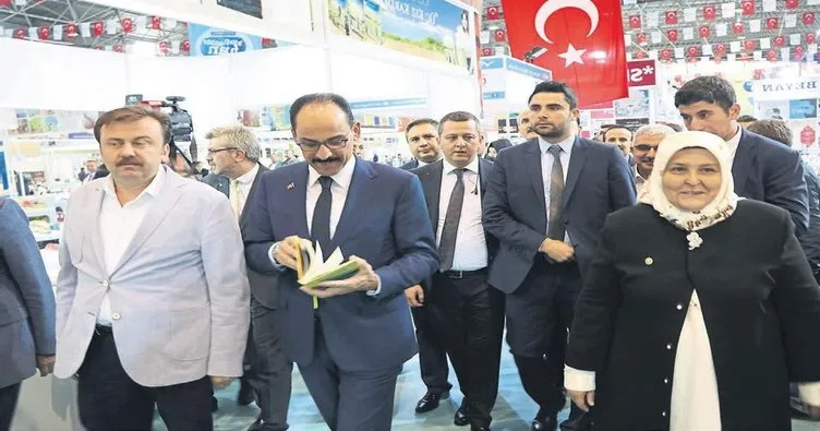 Fuarda kitaplarını imzaladı