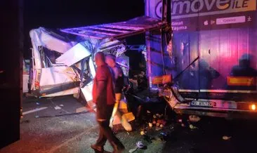 Pozantı Tarsus otoyolunda tarım işçilerini taşıyan minibüs TIR'a çarptı: 3 ölü 10 yaralı #mersin