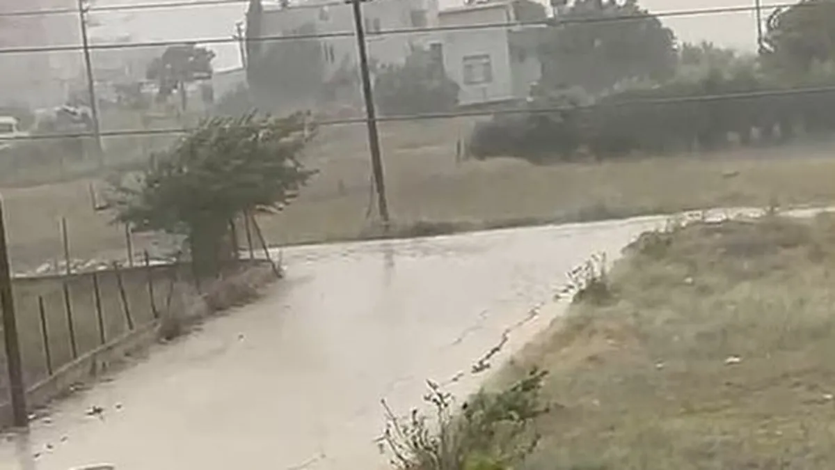 Osmaniye'nin Kadirli ilçesinde sağanak yağış sonrası sular altında kalan cadde.