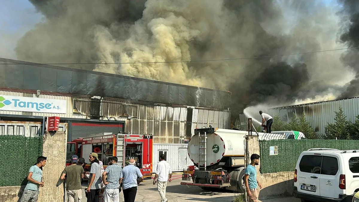 Bursa'da 2 fabrikada yangın: Dumanlar kentin birçok noktasından görüldü!
