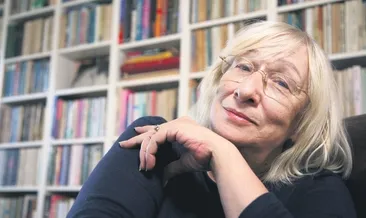 Evin içinden konuşan kadın Alev Alatlı