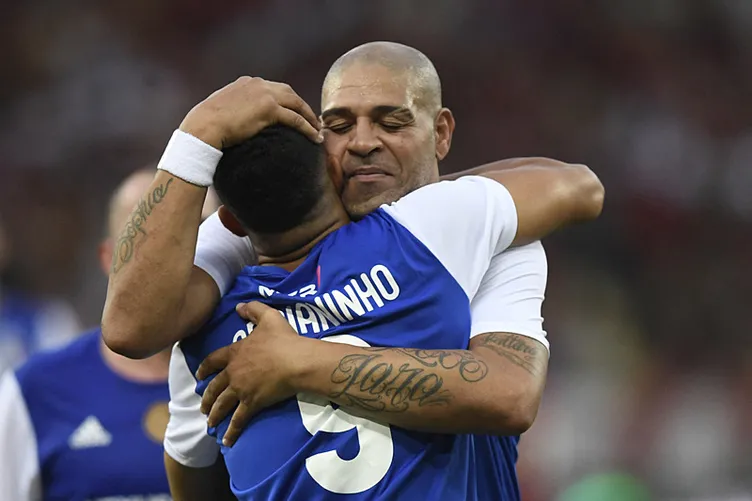 Adriano veda maçında babasının görüntülerini görünce gözyaşlarını tutamadı! Sokaklarda yaşayan bir efsanenin hikayesi...