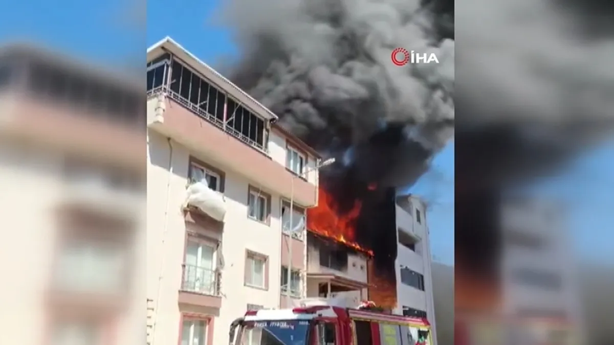 Bursa’da 3 katlı binanın çatısı alevlere teslim oldu Bursa’da 3 katlı binanın çatısı alevlere teslim oldu