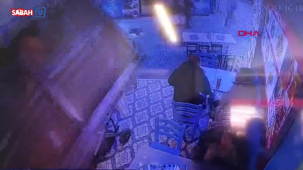 Beşiktaş’ta balıkçıda asma tavan ailenin üzerine çöktü! Korku dolu anlar kameraya böyle yansıdı | Video videosunu izle | Son Dakika Haberleri