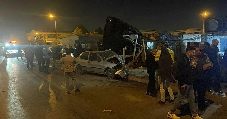 İzmir’de tır otobüs durağına daldı: 3’ü ağır 5 yaralı