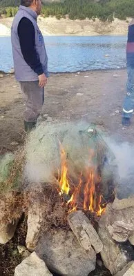 Kaçak avcıların ağları yakılarak imha edildi