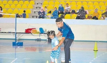 Minikler badminton öğreniyor