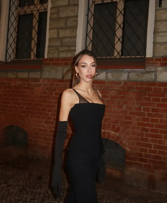 Koca gözleri ve kısa saçlarıyla bu minik kızı tanıyabildiniz mi? Şimdilerde ekranların en parlayan yıldızı!