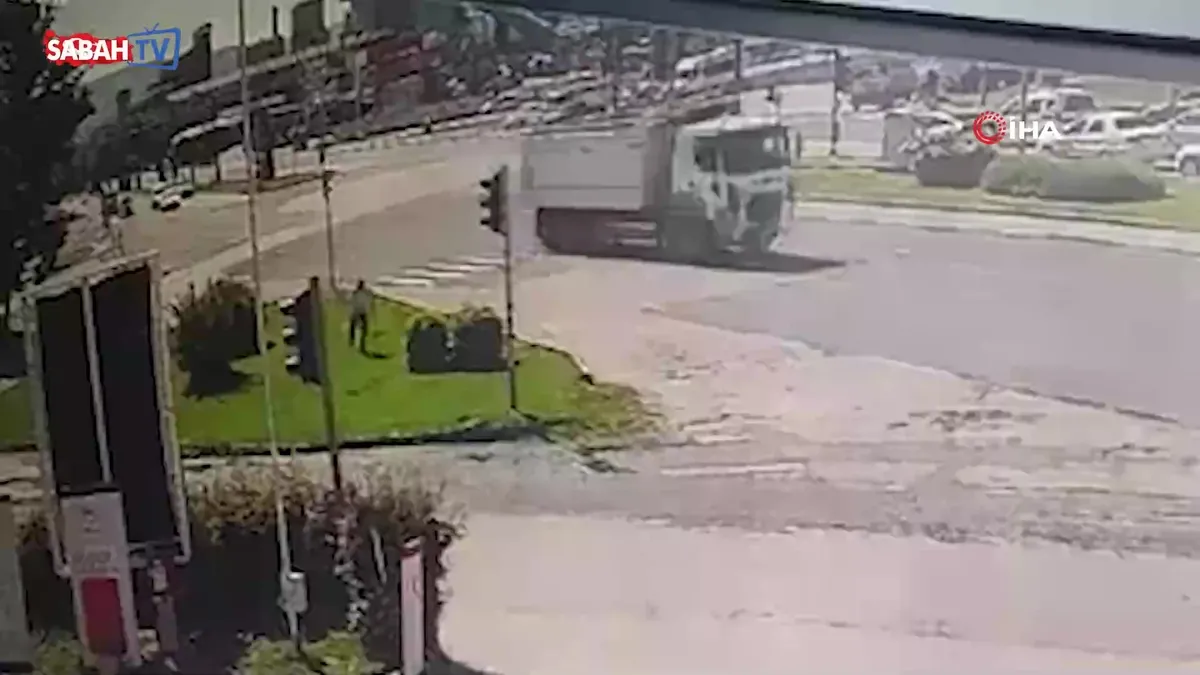 Karganın saldırdığı vatandaşın zor anları kamerada: Kaçarken yere kapaklandı | Video videosunu izle Karganın saldırdığı vatandaşın zor anları kamerada: Kaçarken yere kapaklandı | Video videosunu izle