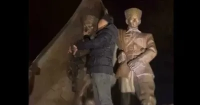 Atatürk anıtına çıkıp saygısızlık yaptı, kıskıvrak yakalandı #bursa