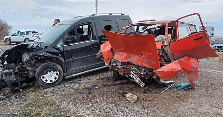 Kırşehir’de feci kaza! İki araç kafa kafaya çarpıştı: 1’i ağır 3 yaralı