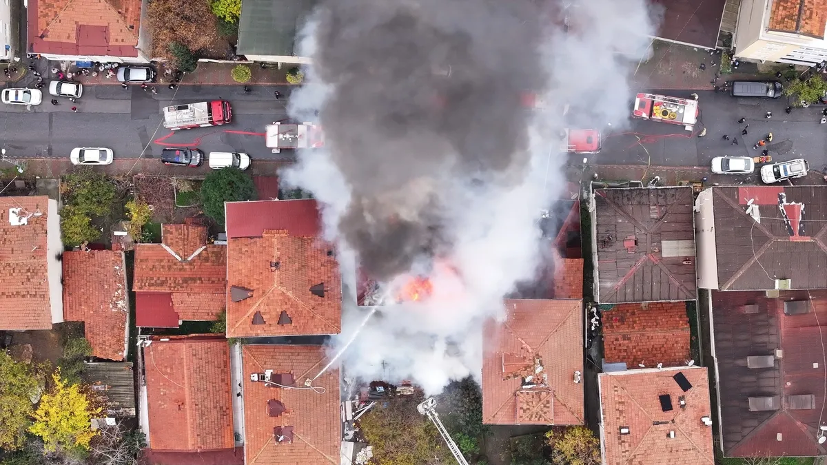 Ümraniye'de korkutan yangın: Çatıda başlayıp bitişikteki iki eve sıçradı! Ümraniye'de korkutan yangın: Çatıda başlayıp bitişikteki iki eve sıçradı!