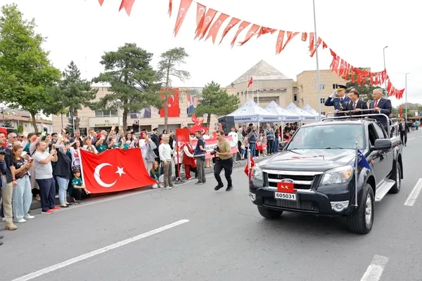 kayseride-30-agustos-coskusu-cumhuriyet-meydani-turk-bayraklariyla-doldu-1788089299107.jpg