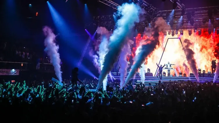 Dünyaca ünlü DJ Armin Van Buuren İstanbul’u salladı!