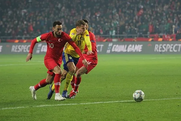 Hakan Çalhanoğlu: Galatasaray’da oynamak isterim