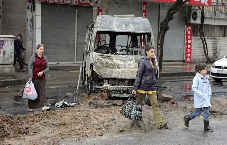 Diyarbakır Bağlar’da PKK’lılar araçları ateşe verdi!