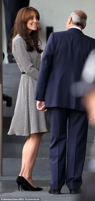 Kate Middleton Ralph Lauren elbisesiyle göz kamaştırdı