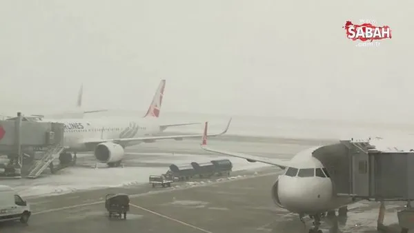 İstanbul’da beklenen kar başladı! 468 uçak seferi iptal edildi | Video