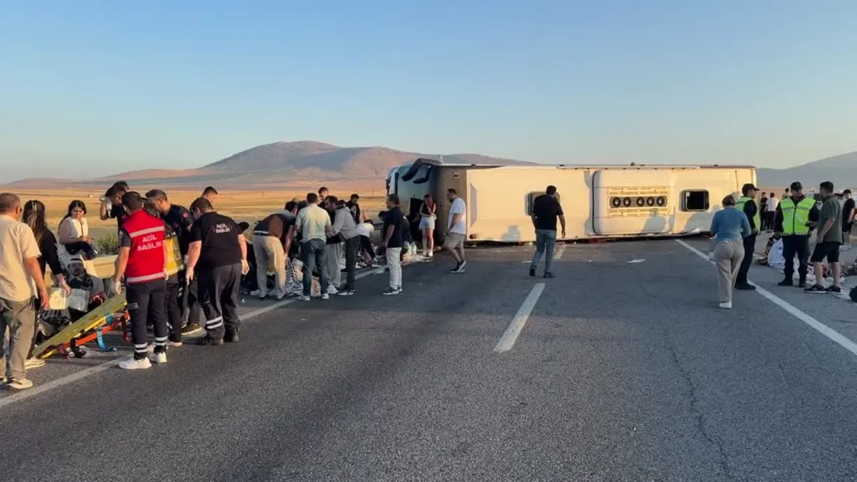 Kütahya’da yolcu otobüsü bariyerlere çarpıp devrildi Kütahya’da yolcu otobüsü bariyerlere çarpıp devrildi