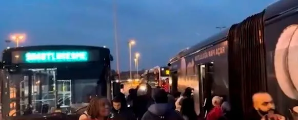 kucukcekmecede-yine-metrobus-cilesi-yasandi-1735031574480.jpg
