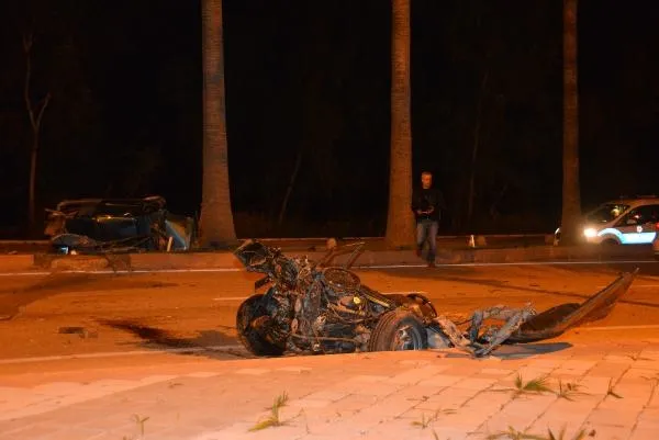 Refüjdeki ağaçlara çarpan otomobil ikiye bölündü: 5 yaralı