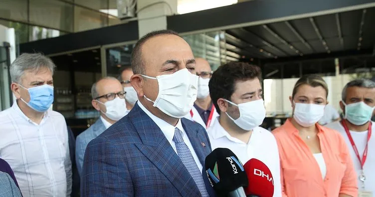 Bakan Çavuşoğlu’ndan Böcek’in tedavi gördüğü hastaneye ziyaret
