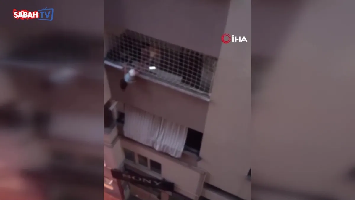 Balkon filesinde asılı kalan çocuğunu düşmesin diye dakikalarca tuttu! Annenin zor anları kamerada | Video videosunu izle Balkon filesinde asılı kalan çocuğunu düşmesin diye dakikalarca tuttu! Annenin zor anları kamerada | Video videosunu izle